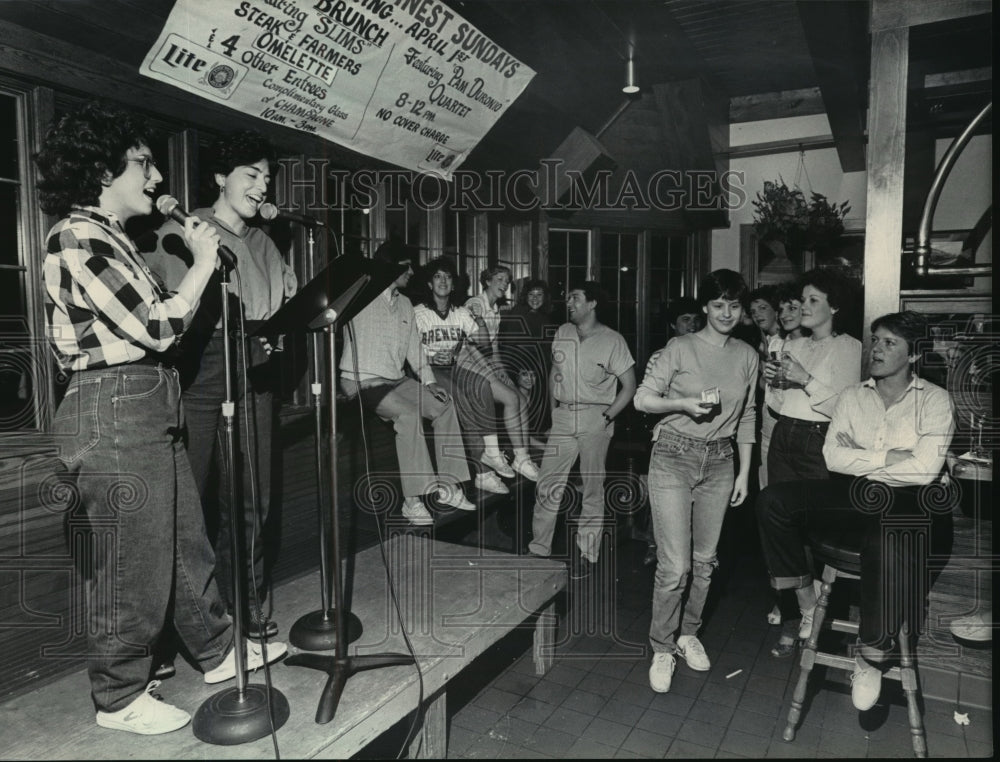 1984 Press Photo Star search at Saz&#39;s - mja05699 - Historic Images