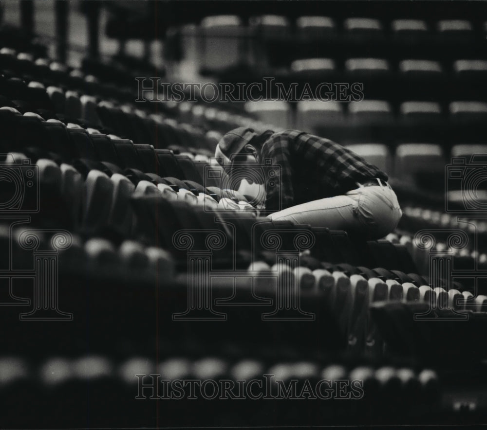 1988 Press Photo Johnny Brown adjusted seats at the Bradley Center before opens - Historic Images