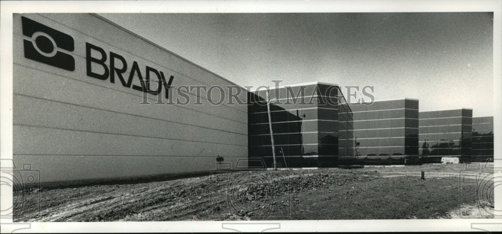 1992 Press Photo Exterior View of W.M. Brady Company Building in Milwaukee - Historic Images