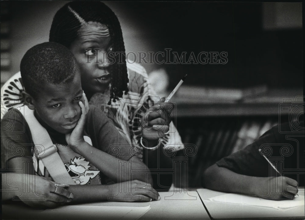 1991 Press Photo Anita Sparks teacher at Victor Berger school helps C Henderson - Historic Images