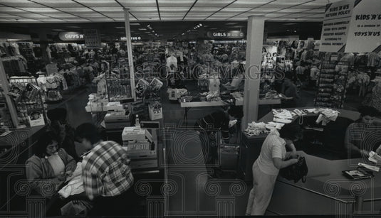 1990 Press Photo Weekend shoppers check out at the Kids R'Us clothing store - Historic Images