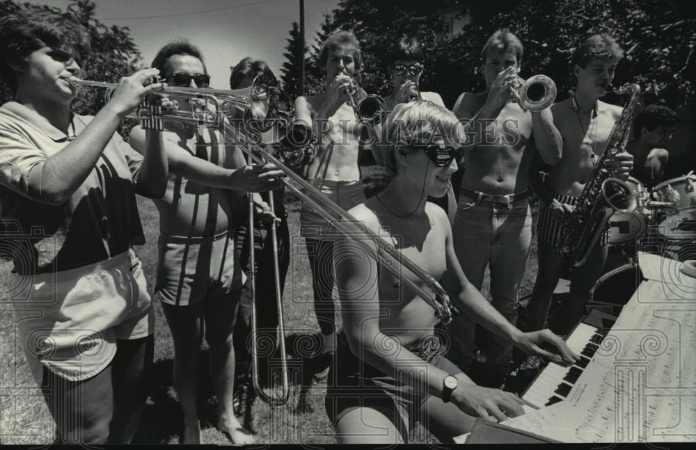 1985 Press Photo Kids From Wisconsin band playing at the Olympic Ice Rink - Historic Images