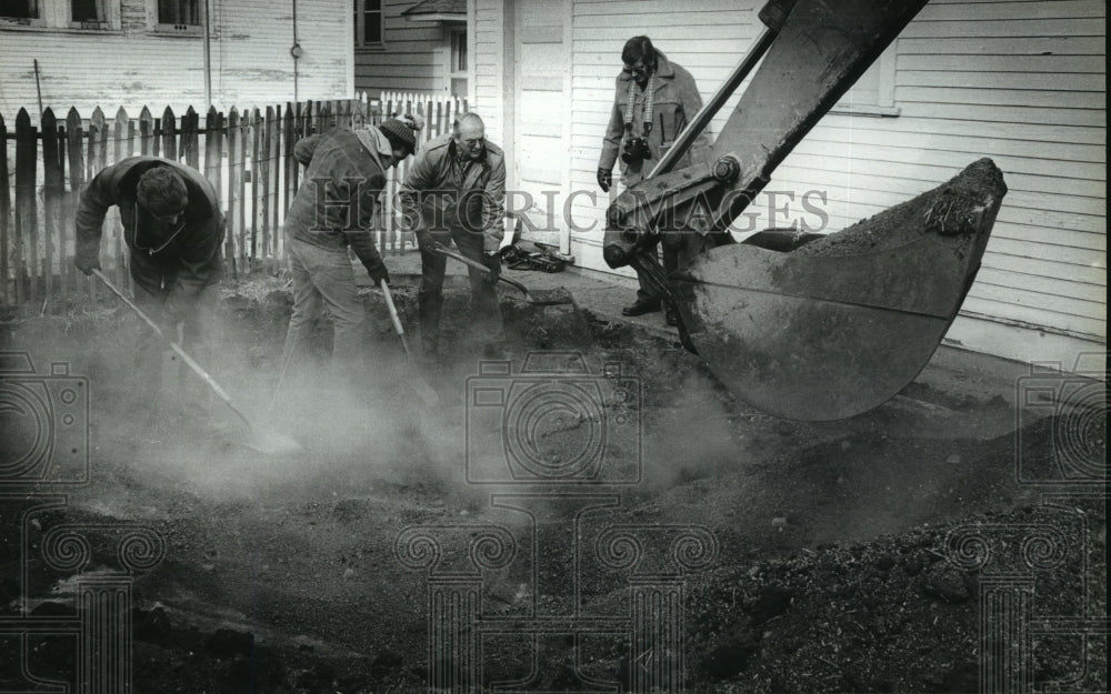 1984 Press Photo Wisconsin State Crime Laboratory supervising the digging - Historic Images