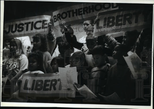 1994 Press Photo Neeskara Elementary School 4th & 5th graders during a program - Historic Images
