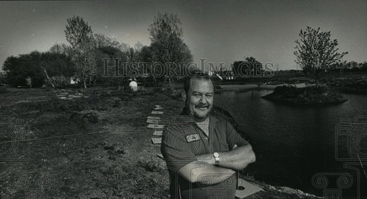 1989 Press Photo Jim King stood in the backyard nature preserve in Oak Creek - Historic Images