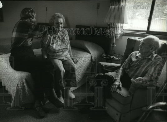 1994 Press Photo Nurse consultant Betty Petersen w/ Esther & & James Wilson - Historic Images