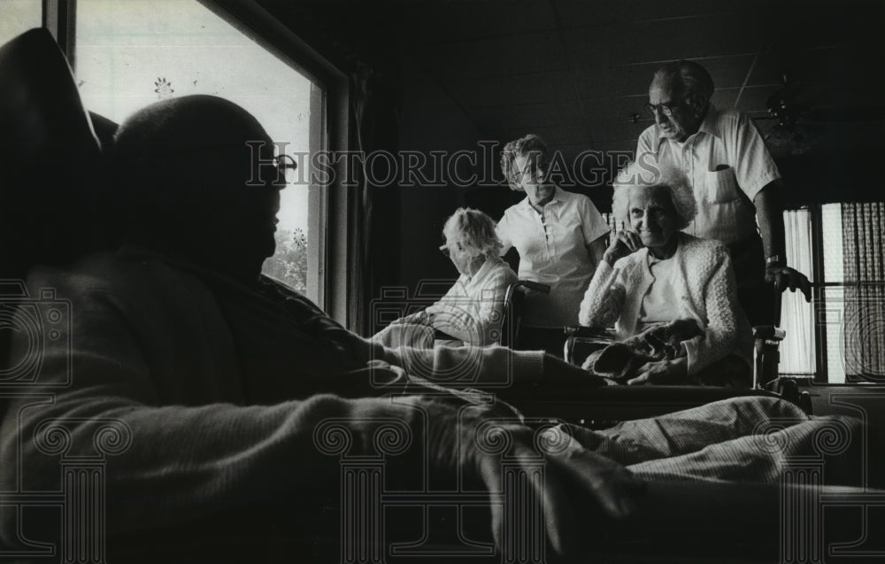 1984 Press Photo St Petersburg nursing home visited by Frances Sutcliffe - Historic Images