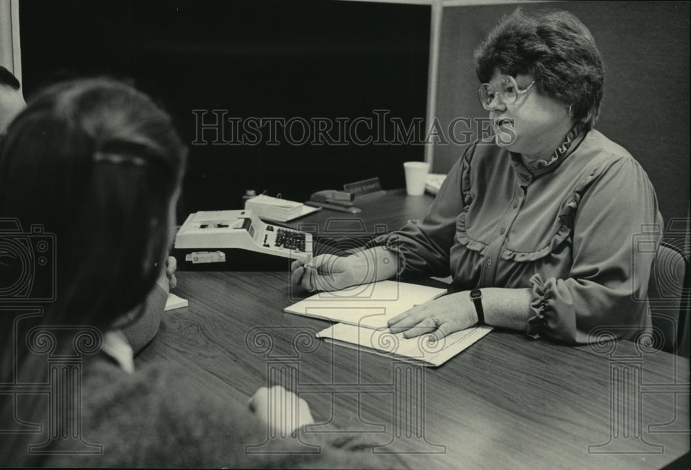 1984 Press Photo Auditor Mary Bero talked to a taxpayer in the IRS offices - Historic Images