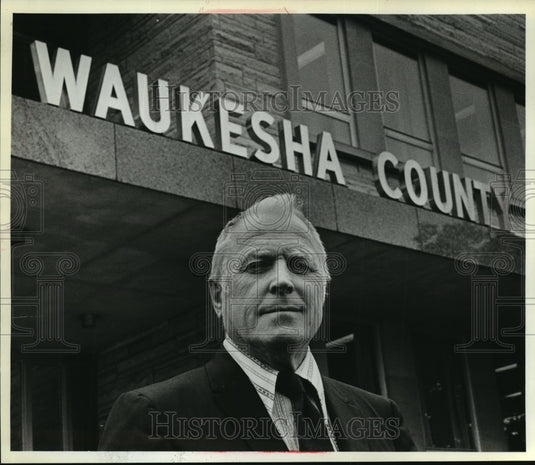 1980 Press Photo Milwaukee Journal reporter Milo Bergo is retiring after 34yrs - Historic Images
