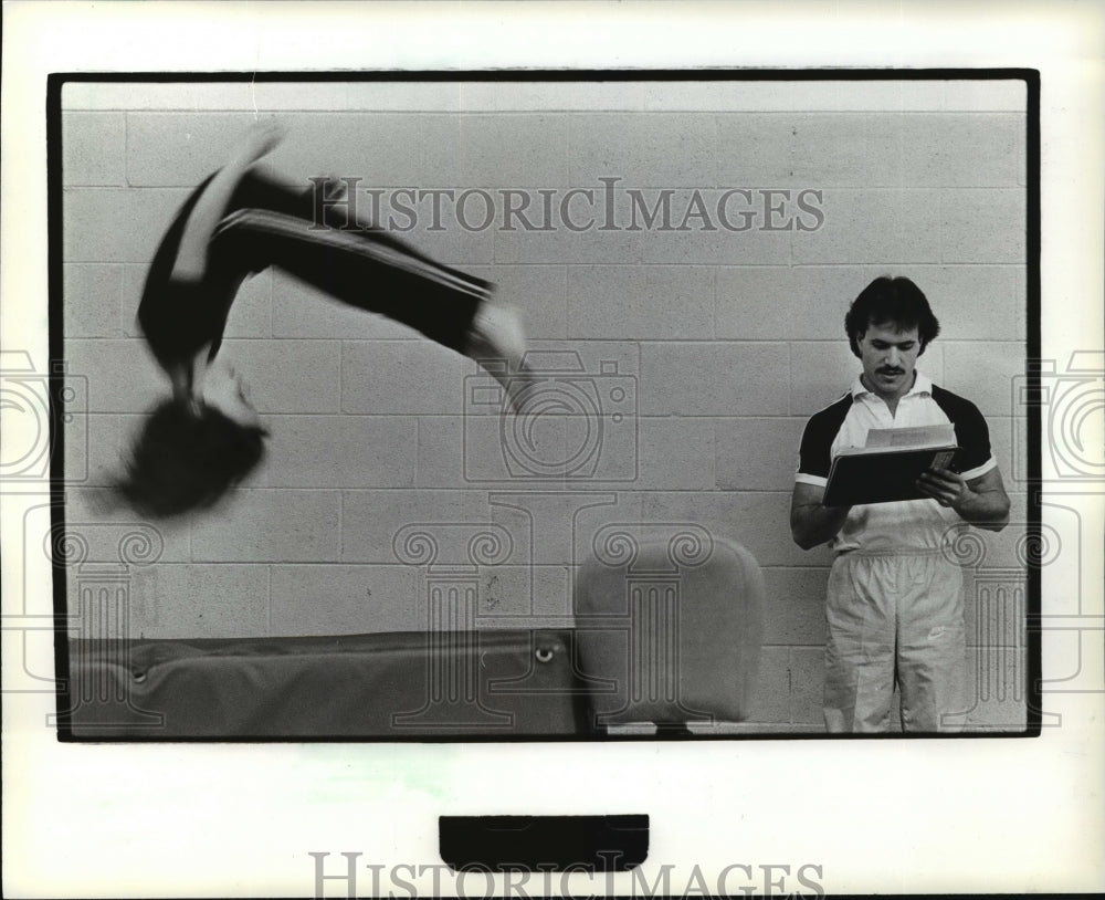1983 Press Photo Anthony Armand back at work after donating kidney to his sister - Historic Images