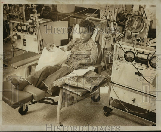1976 Press Photo Ruthie Carver on a kidney machine at County General - Historic Images