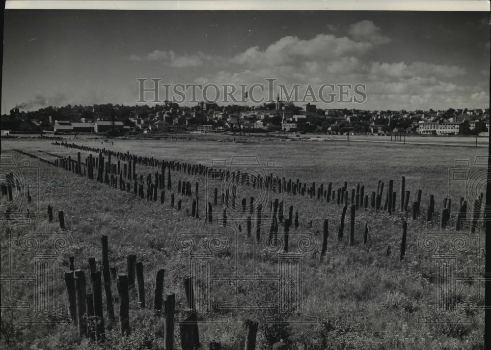 1939 Press Photo The town of Kewaunee rises behind the piling - mja06043 - Historic Images