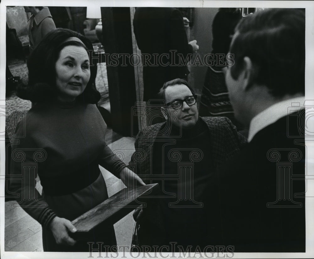 1972 Press Photo Donald Key and wife, former art editor, getting an award - Historic Images