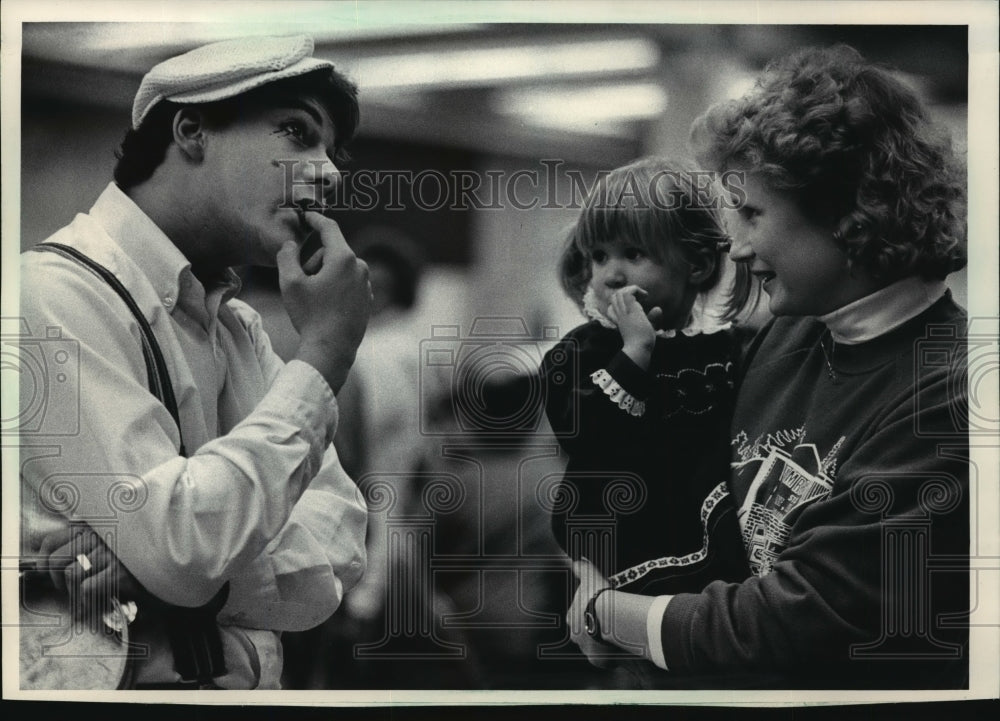 1984 Press Photo Douglas Love entertaining Jamie Lee Rupright and Kit Prawdzik - Historic Images