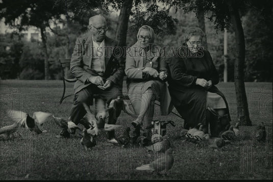 1984 Press Photo Krisjanis Ozolins, Emme Ese & Elza Abelite at Juneau Park - Historic Images