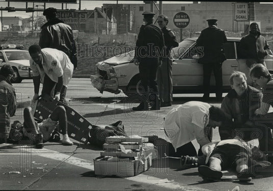 1993 Press Photo Paramedics and firefighters help victims of an accident-Historic Images