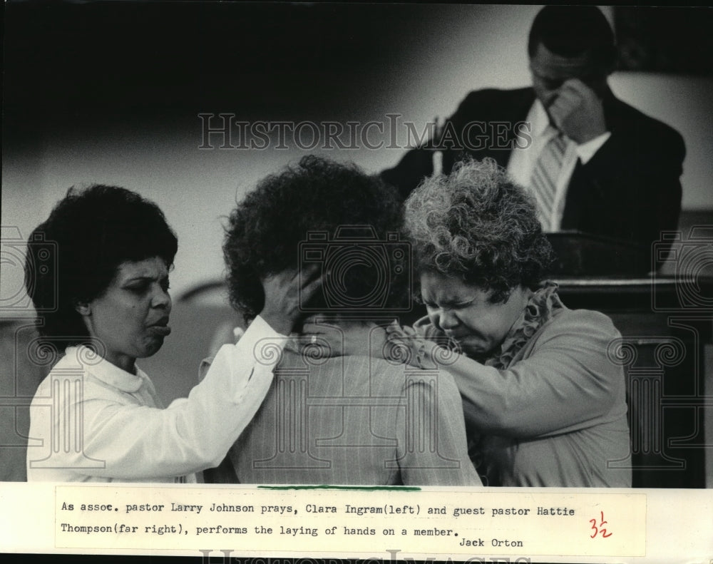 1985 Press Photo Larry Johnson, Clara Ingram and Hattie Thompson - mja06126-Historic Images