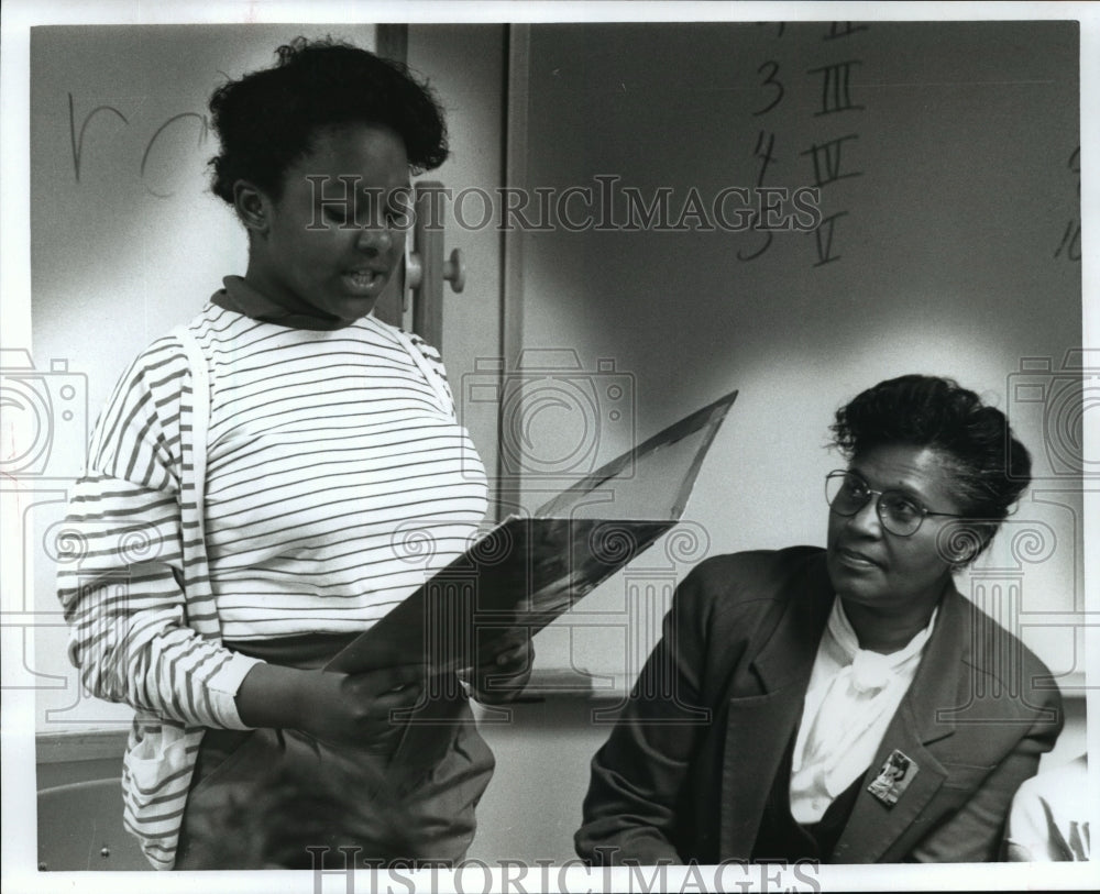 1991 Press Photo Noreen Guidry read from Latin text w/ teacher Elizabeth Tardola - Historic Images