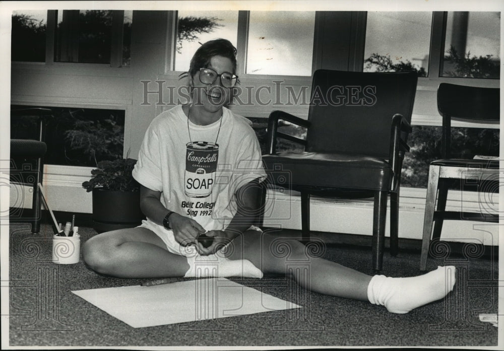 1992 Press Photo Beloit College student Kirsten Chrust, of Indianapolis - Historic Images