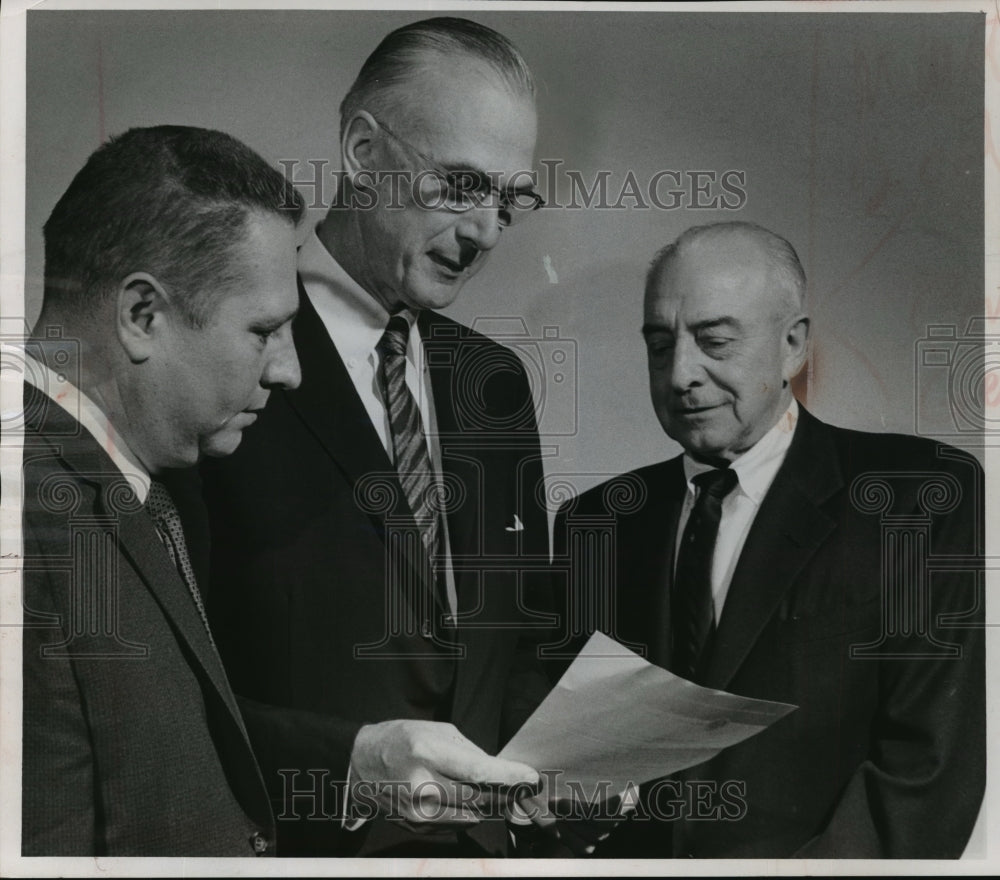1962 Press Photo George A. Benish with Ralph Kroening and William E. Dunn - Historic Images
