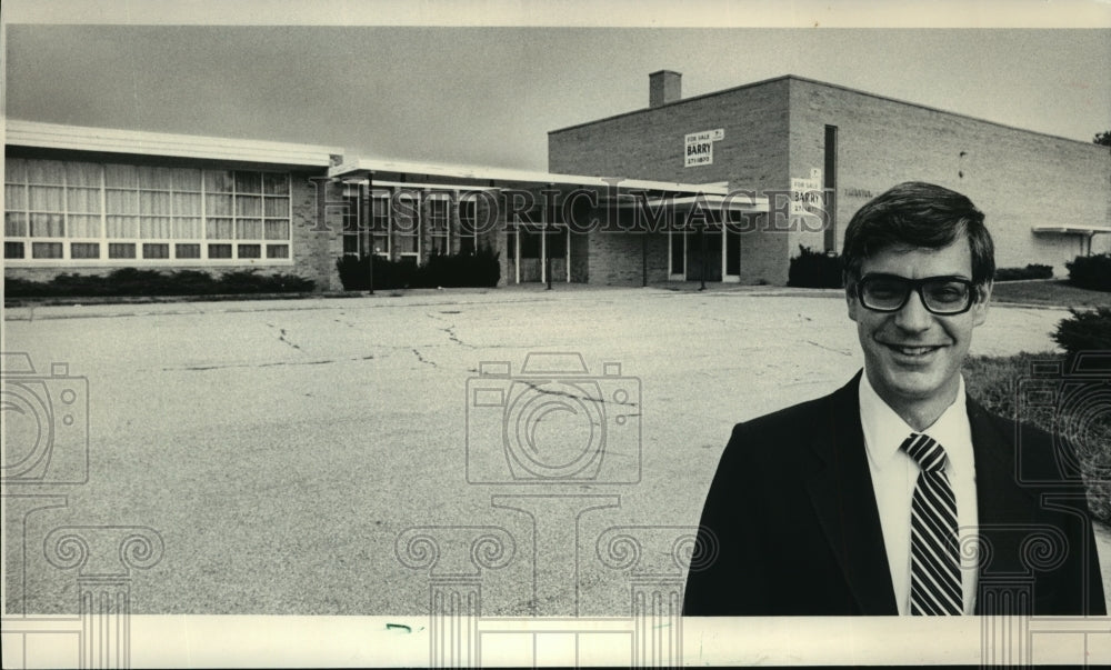 1983 Press Photo David Kimmel stood outside the Fairview North building - Historic Images