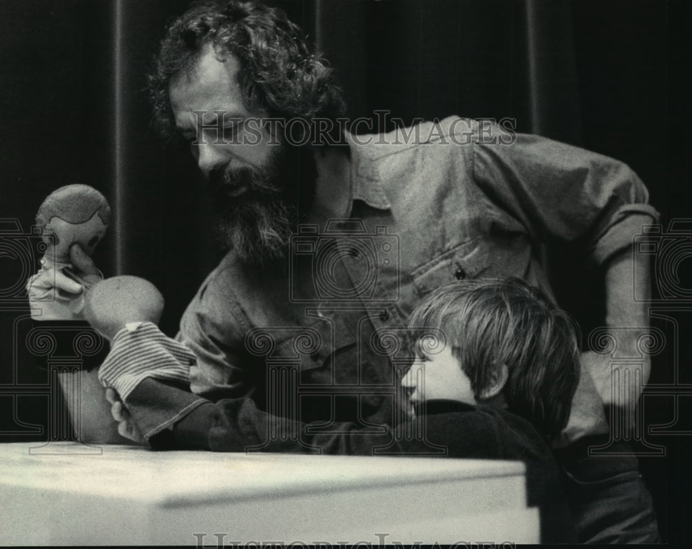 1983 Press Photo Puppets did talking as King and a student carried conversation - Historic Images