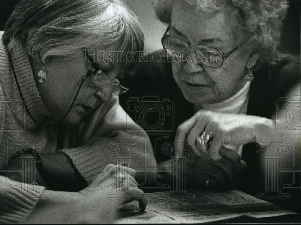 1994 Press Photo Rosi Darnieder &amp; Lori Metzler of the Shorewood Woman&#39;s Club - Historic Images