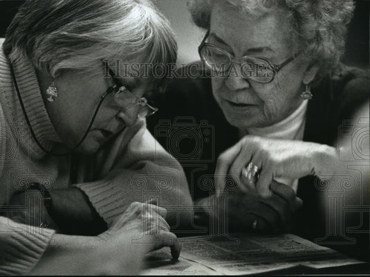 1994 Press Photo Rosi Darnieder & Lori Metzler of the Shorewood Woman's Club - Historic Images