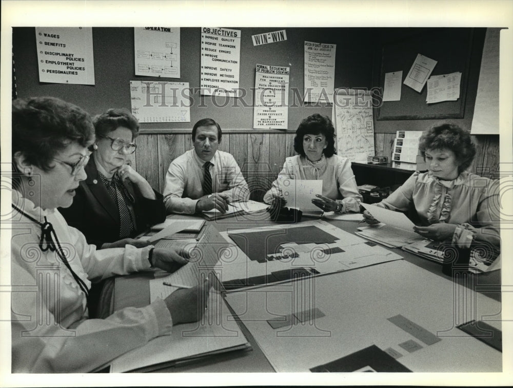 1982 Press Photo Workers at Benson Manufacturing in meeting - mja06258 - Historic Images