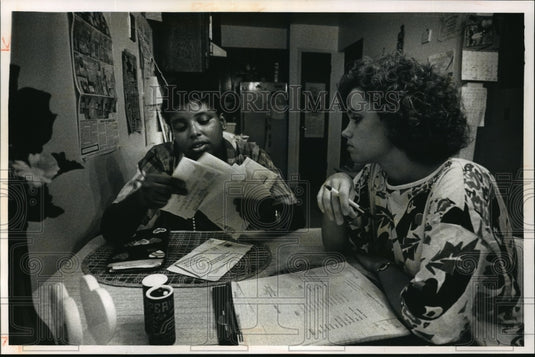 1988 Press Photo Retarded woman Cynthia Bentley with Counselor Caryn Bub - Historic Images