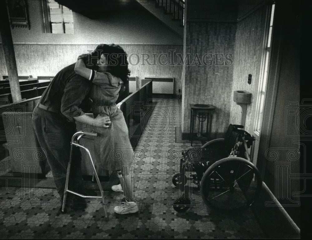 1990 Press Photo Peter Lehner helps his fiance Teri Berdine from wheelchair - Historic Images