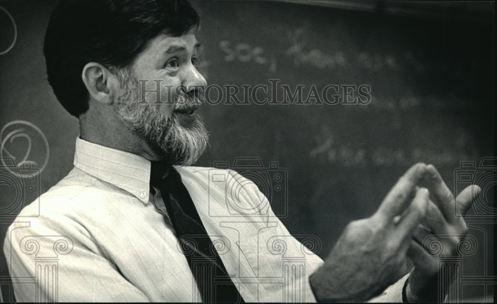 1987 Press Photo James Benton teaches sociology at St Norbert College, De Pere-Historic Images