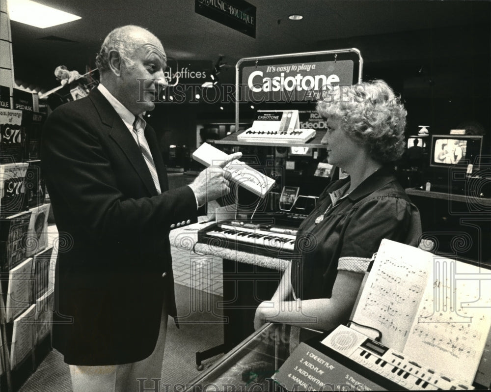 1980 Press Photo Gary O Billings of Sight &amp; Sound International w/ Janet Krebs - Historic Images