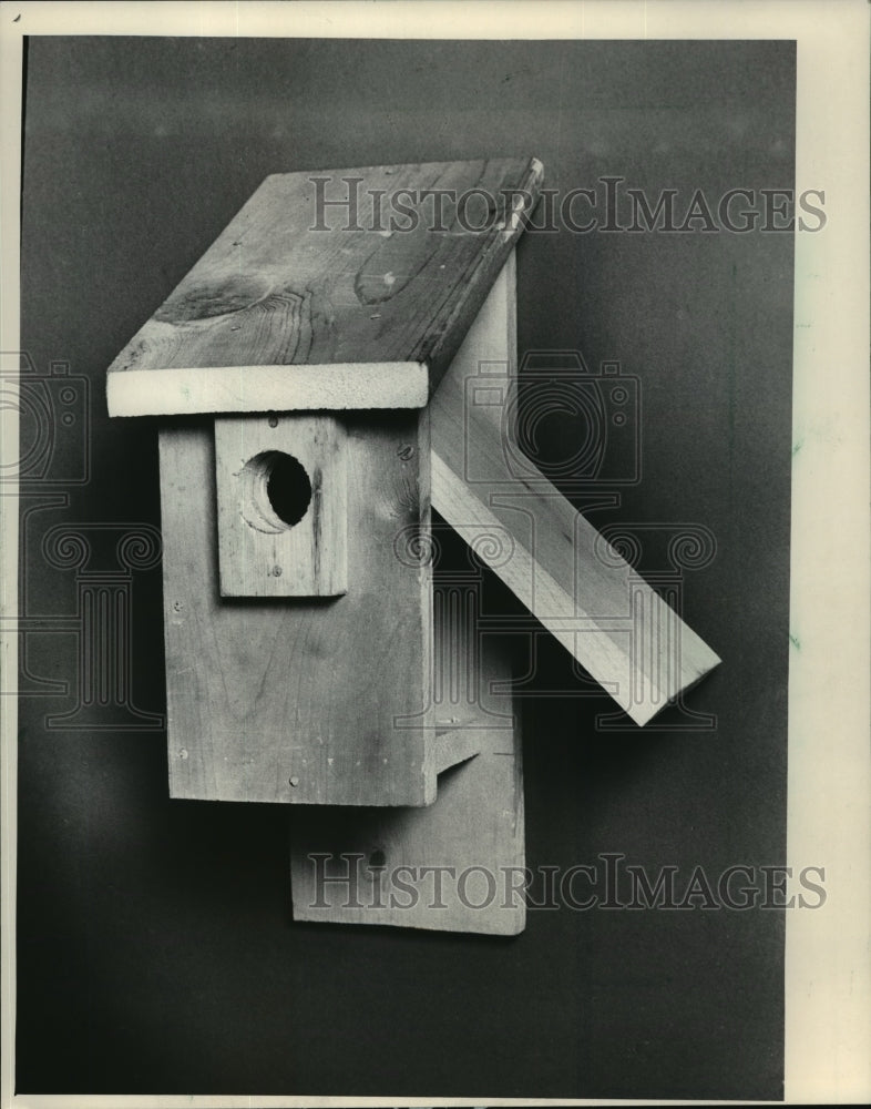 1986 Press Photo This bluebird house opens on the side for clearing - mja06283-Historic Images
