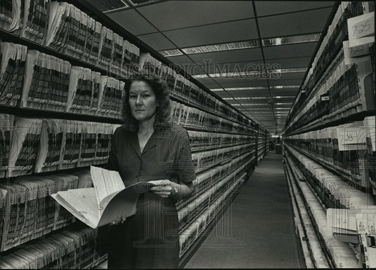 1988 Press Photo Anna Biermeier of Bureau of Driver Licensing in Madison - Historic Images