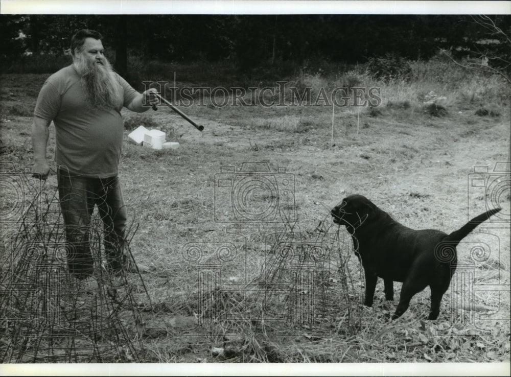 1994 Press Photo John Kind with his dog, Rocko on his land in Germantown - Historic Images