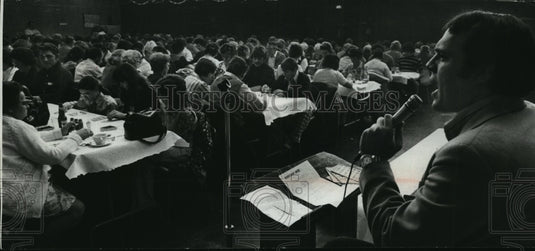 1975 Press Photo Robert Brewer was the caller at a bingo game at Westbrook Resto-Historic Images