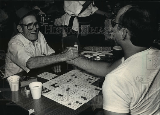 1986 Press Photo Kevin Anderson & Elroy Radiske winning in bingo game - Historic Images