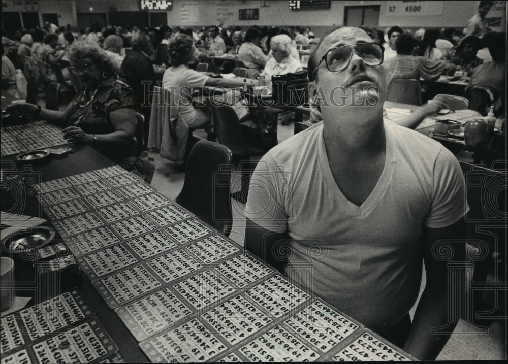 1986 Press Photo Kevin Anderson playing 40 cards in a bingo game - mja06326 - Historic Images