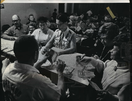 1973 Press Photo Thomas Schweiss & Bernard Britz Pass out 3000 Bingo Cards - Historic Images