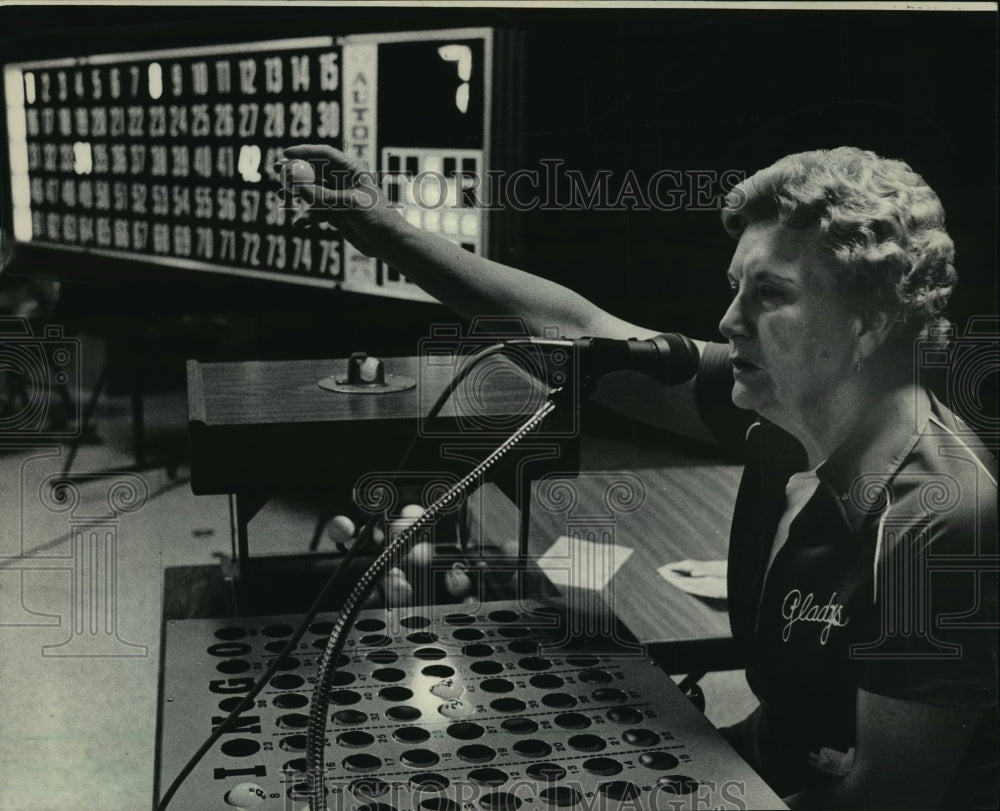 1983 Press Photo Gene Cichocki in bingo while a caller kept the bingo no. coming - Historic Images