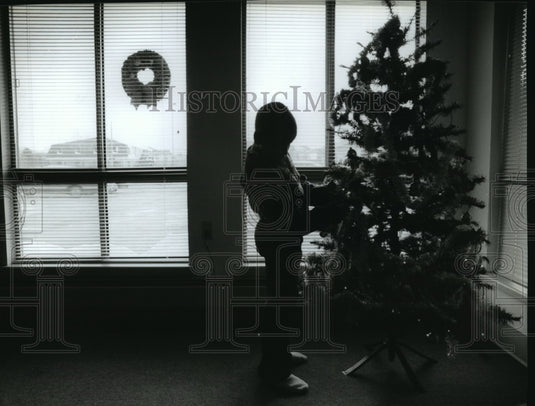 1994 Press Photo The last ornament is hung by Phillip Brooks in his apartment - Historic Images