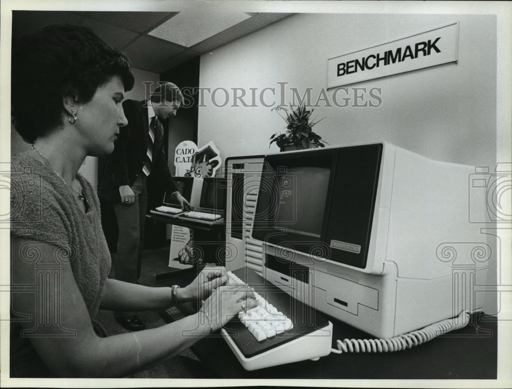 1982 Press Photo Winifred Rohlinger and John Fredrichsdorf checking keyboards - Historic Images