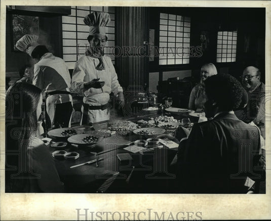 1983 Press Photo Toyoni Tanaka preparing dinner at Benihana of Tokyo restaurant - Historic Images