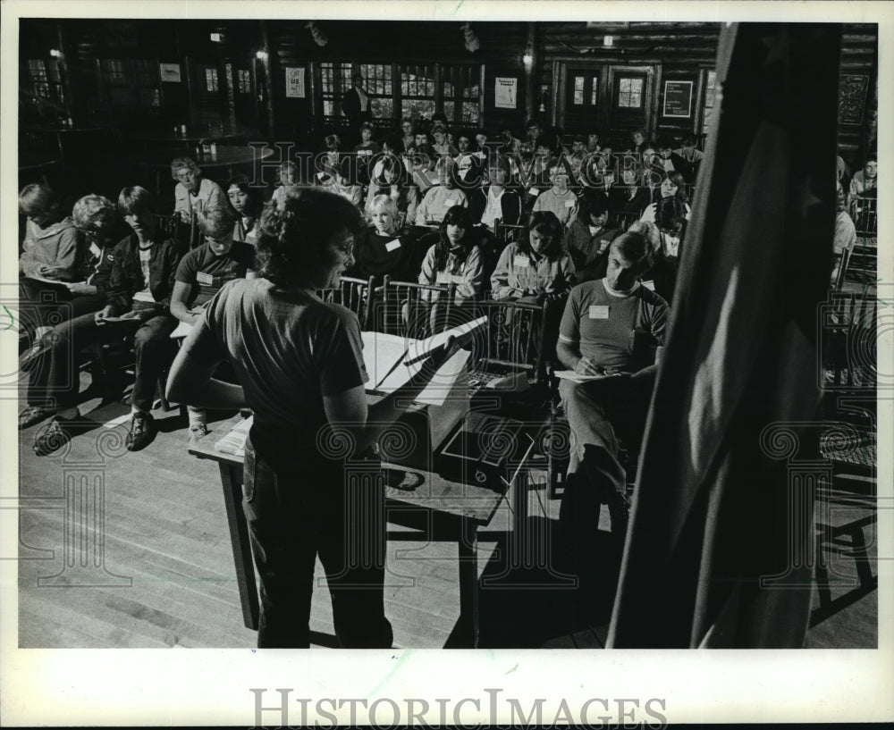1982 Press Photo Mary Helm lectured to the youths about Americanism - mja06393 - Historic Images