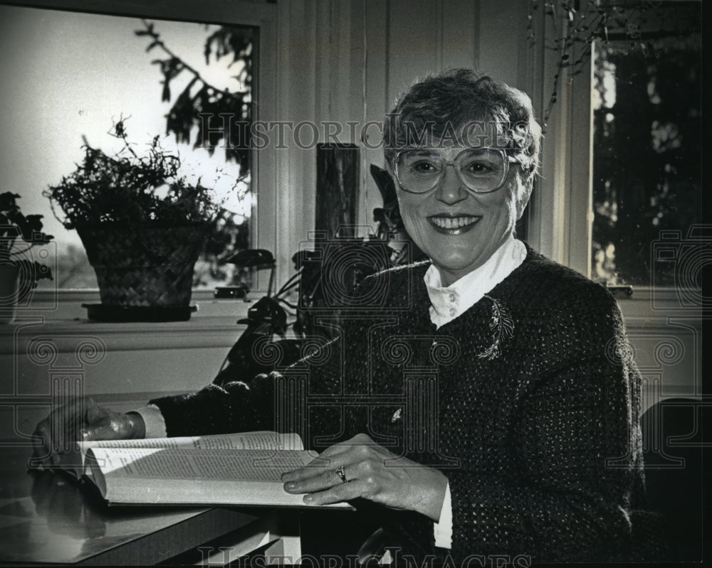 1992 Press Photo Kathryn Chizek Bemmann spends some time in the sunroom - Historic Images