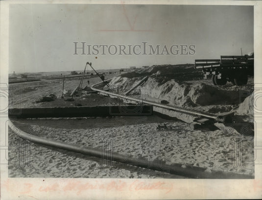1958 Press Photo New pipe lines being rushed through the sand at Algerian fields - Historic Images