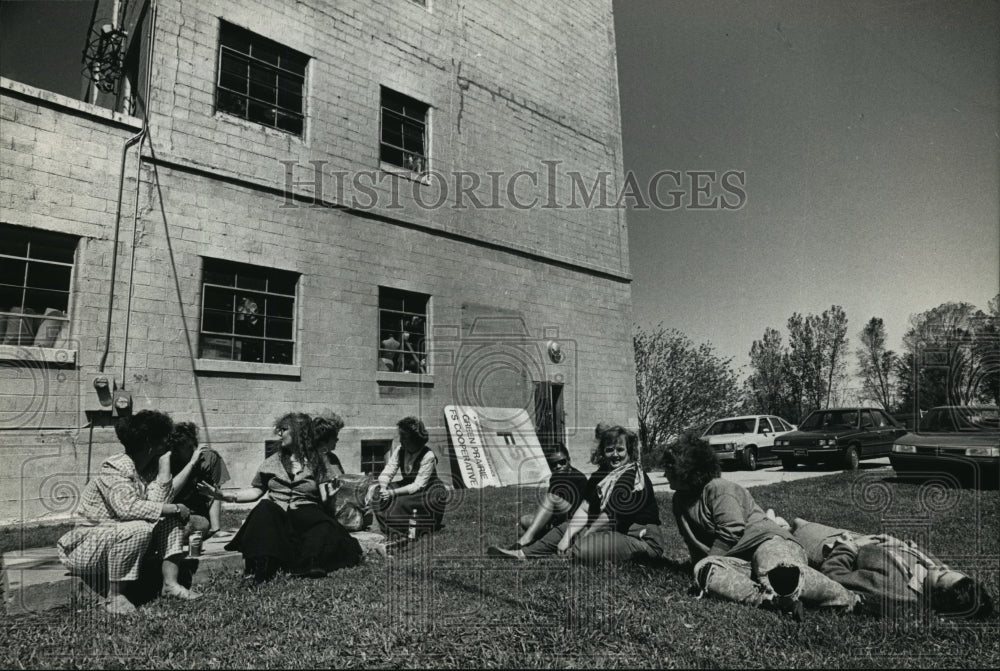 1989 Press Photo Costume technicians at American Players Theater taking a break - Historic Images