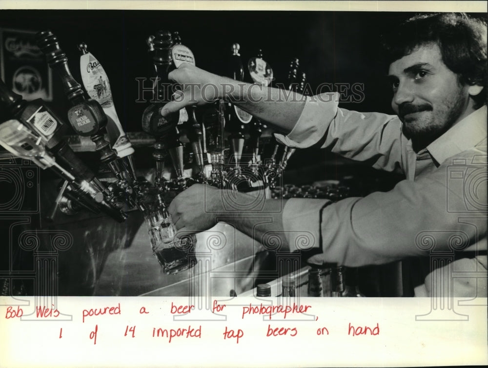 1982 Press Photo Bob Weiss pours a mug of Munich's Hacker-Pschorr - mja06495 - Historic Images