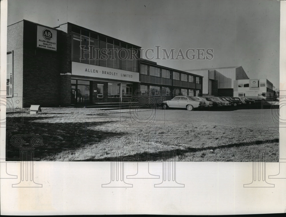 1975 Press Photo The Allen-Bradley Co. motor control plant at Bletchley, England - Historic Images